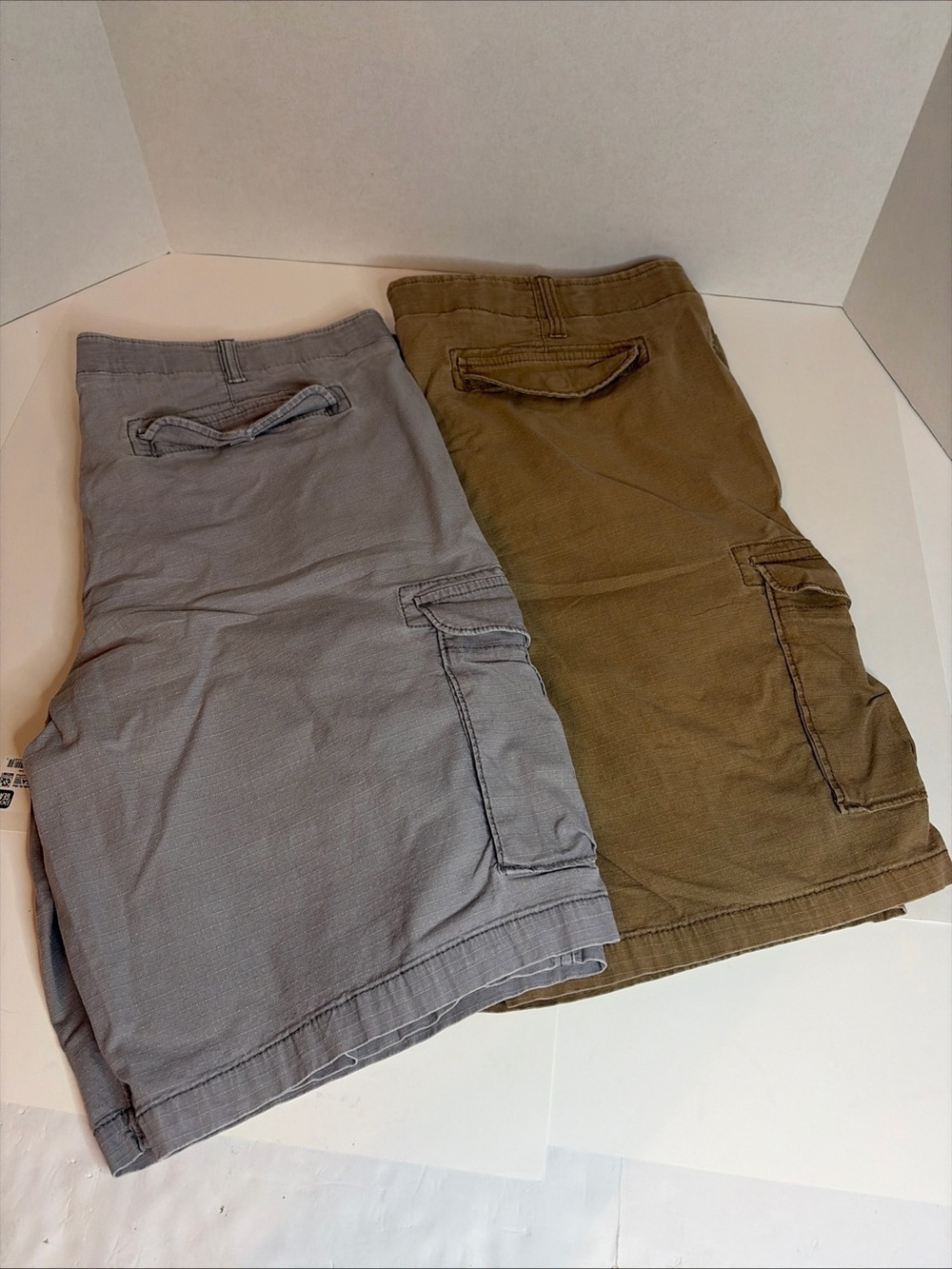 MEN'S SIZE 40 Sonoma FLEXWEAR Gray & Tan CARGO SHORTS. Lot Of 2. Gray Has Stains
